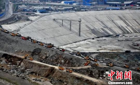 热火朝天的建设工地现场　蓝荣杰　摄